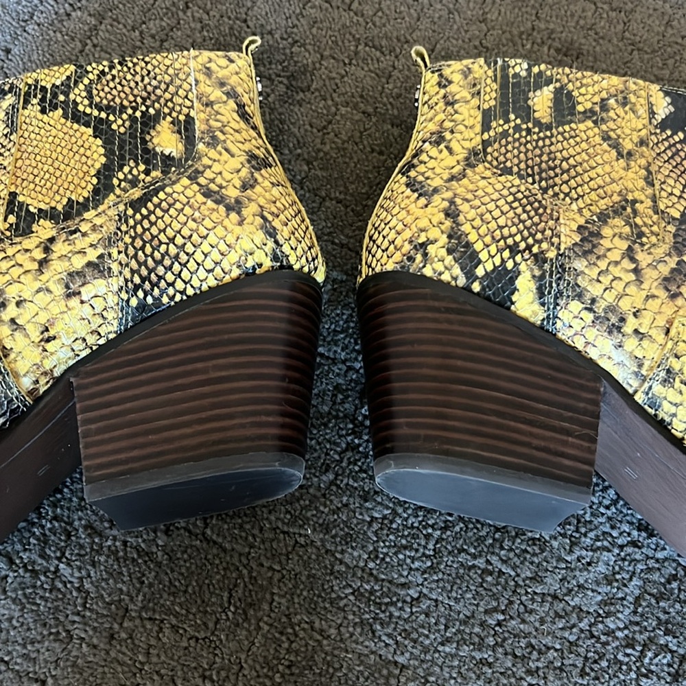 Women’s Gorgeous Sam Edelman Winona Booties Western Size 11 Black Yellow Snake - Picture 9 of 16